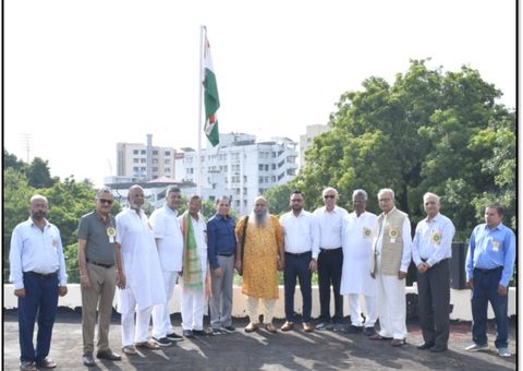 Dr. I. M. Rohatgi hoists the national flag at the Chamber on Independence Day 2026