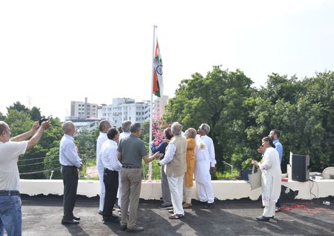 Dr. I. M. Rohatgi hoists the national flag at the Chamber on Independence Day 2026 (2)