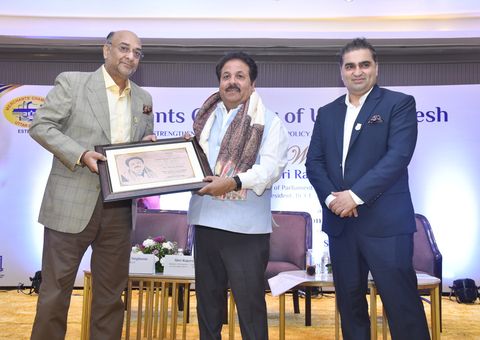 A memento is presented to the Chief Guest at the installation ceremony (4)