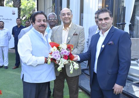 The Chief Guest is welcomed with a bouquet on arrival at the Status Club (6)