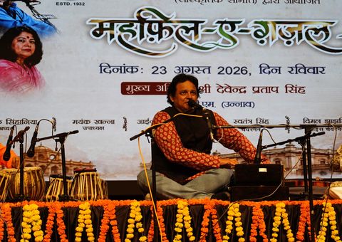 Guru Yugantar Sindoor performs at Mehfil-e-Ghazal in the Sir Padampat Singhania Auditorium