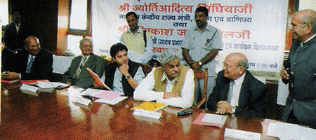 Sri Jyotiraditya Scindia State Minister of Commerce addressing members of Chamber on 21 Nov 2009